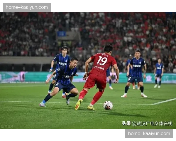 武汉三镇客场失利：面对铜梁龙高位逼抢中场失控分析